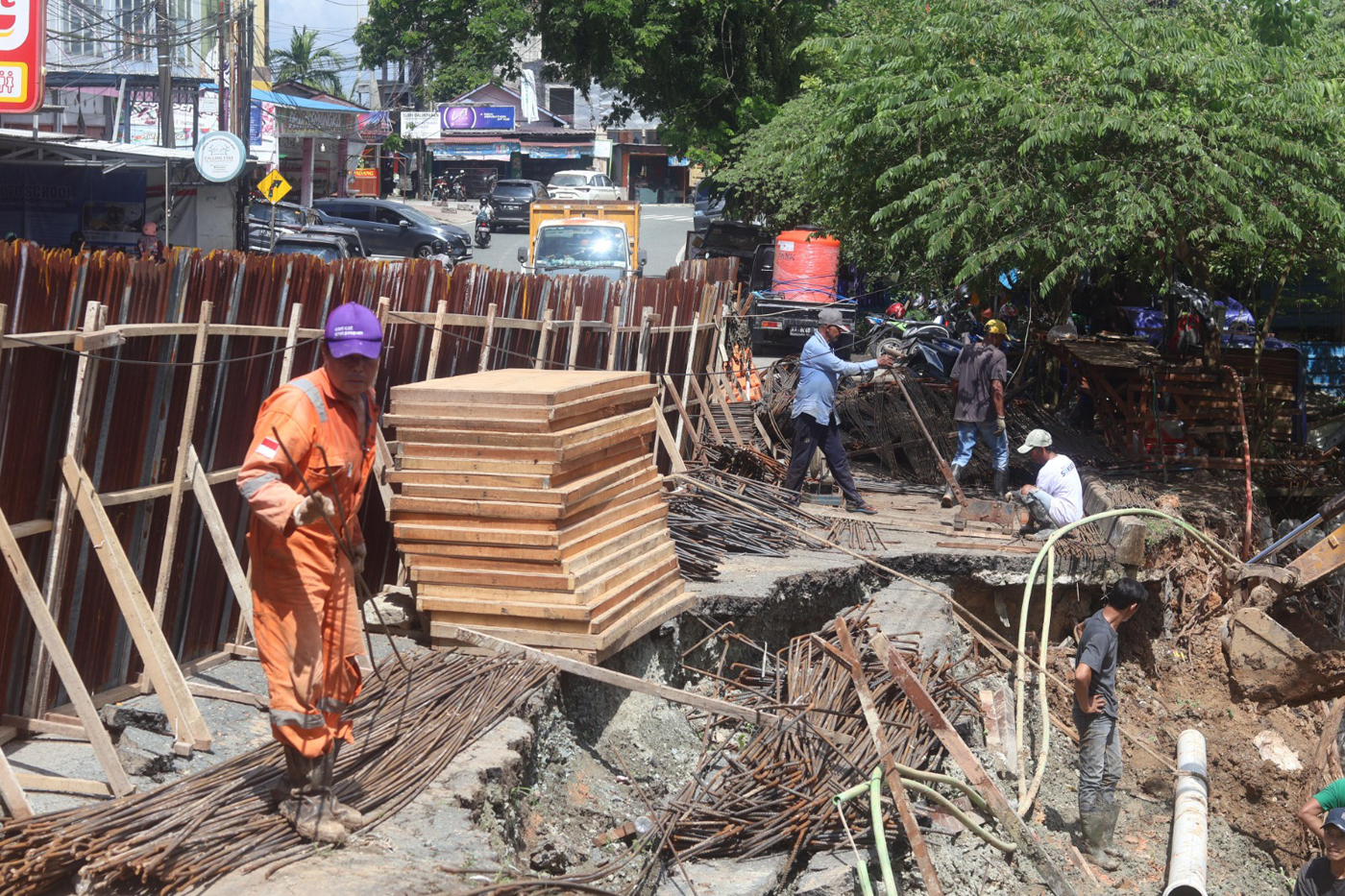 Aktivitas pengerjaan jalan amblas di Jalan Letkol Pol H.M Asnawi Arbain, Balikpapan, Kalimantan Timu