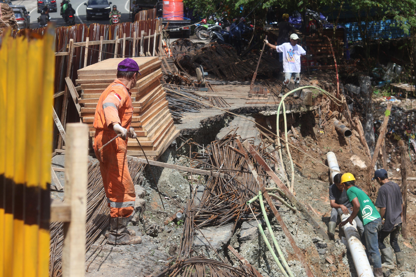 Aktivitas pengerjaan jalan amblas di Jalan Letkol Pol H.M Asnawi Arbain, Balikpapan, Kalimantan Timu
