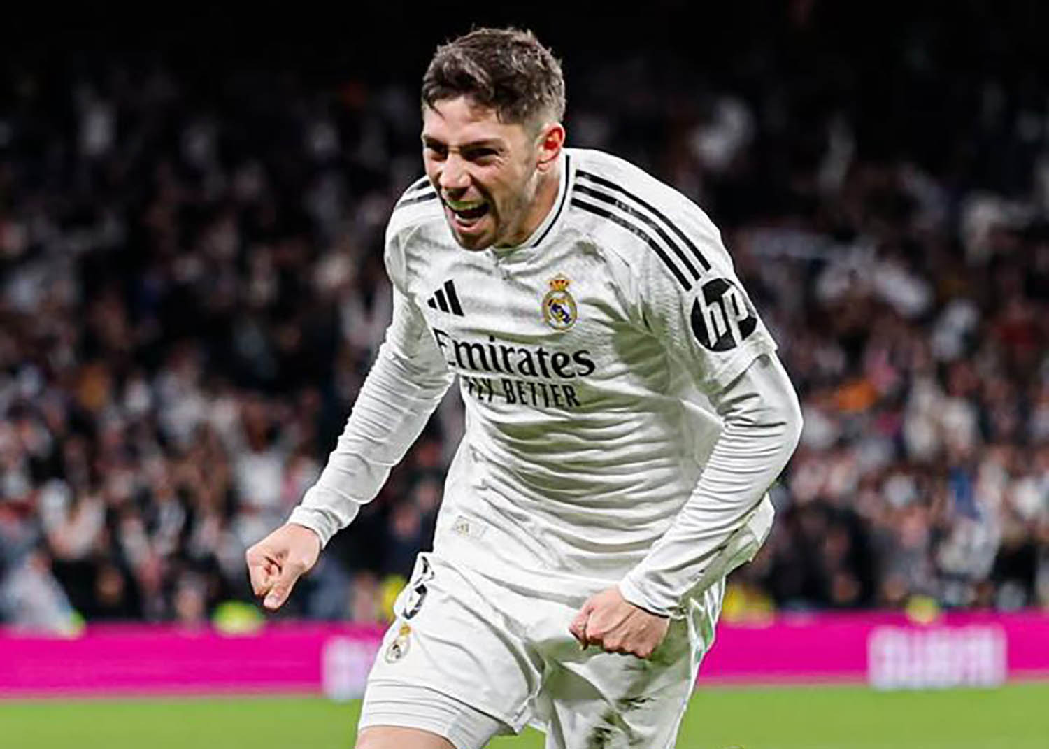 Federico Valverde saat merayakan gol kemenangan dramatisnya di masa injury time. (@realmadrid) - Image