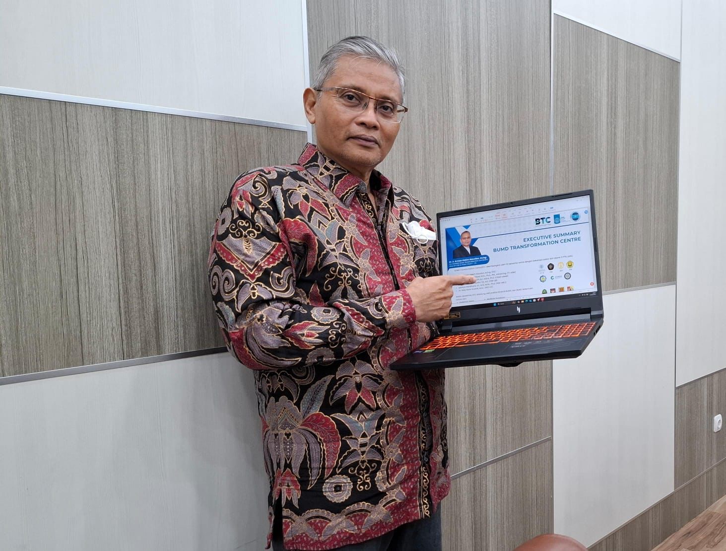 Ketua Pusat Studi Pengembangan Industri dan Kebijakan Publik (PIKP) Arman Hakim Nasution menjelaskan tentang paparannya di Board of Expertise PP IKA ITS. (Humas ITS). - Image