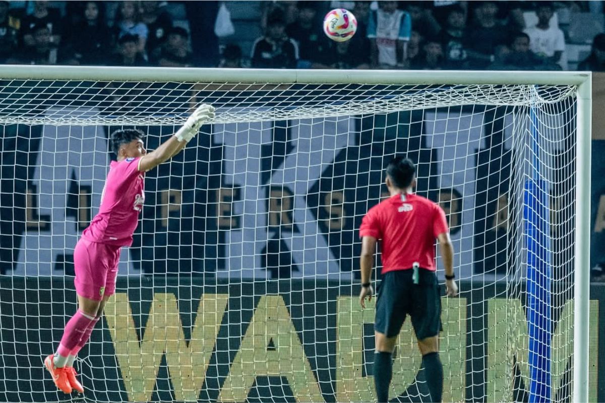Ernando Ari catatkan clean sheet bersama Persebaya Surabaya usai kalahkan Madura United. (Media Persebaya) - Image