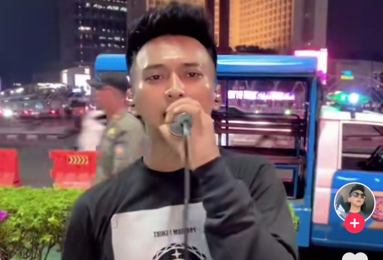 Salah satu streamer TikTok, @ipunksetiawan24, merekam detik-detik dirinya dan rekan-rekannya saat diusir oleh Satpol PP DKI Jakarta. (TikTok @ipunksetiawan24) - Image