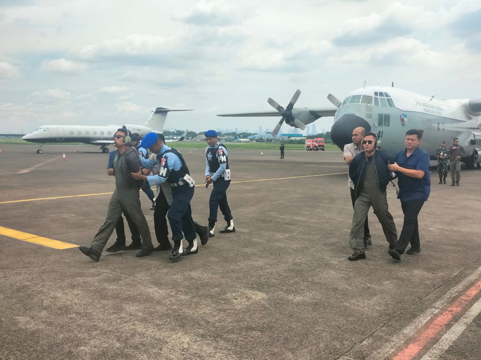 Para prajurit TNI AU melaksanakan latihan dengan skenario force down di Lanud TNI AU Halim Perdanakusuma pada Selasa (224/). (Syahrul Yunizar/JawaPos.com). - Image