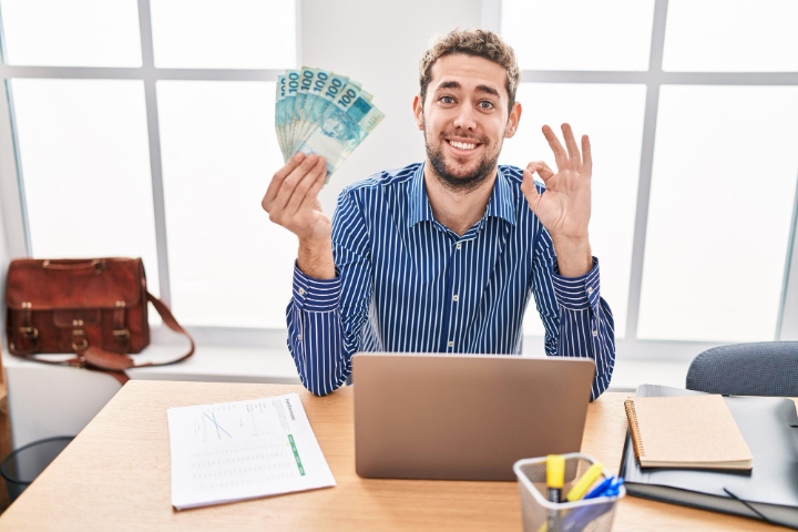 seseorang yang menjadi kaya raya setelah lulus ujian./Freepik. - Image