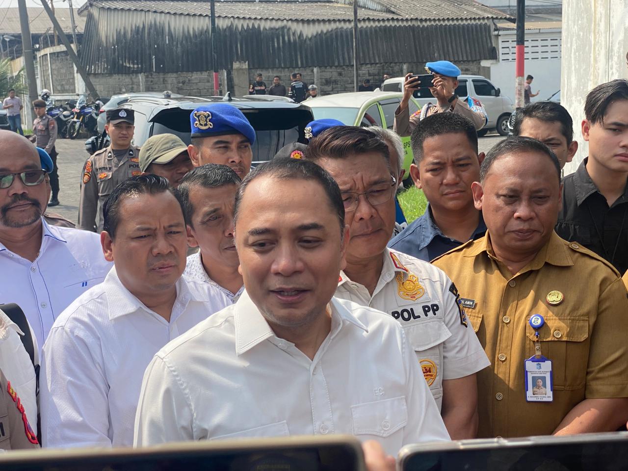 Wali Kota Surabaya, Eri Cahyadi saat menyegel gudang UD Sentoso Seal di Kompleks Pergudangan Suri Mulia Permai Blok H-14, Selasa (22/4). (Novia Herawati/ JawaPos.com) - Image