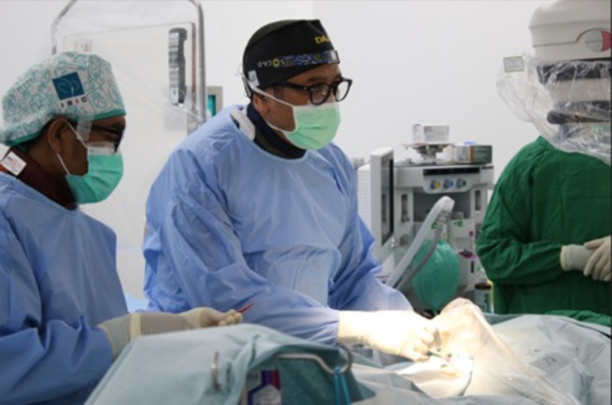 Posedur MitraClip. Dokter Dafsah Arifa Juzar, Sp.JP(K) memasukkan kateter yang dilengkapi klip kecil melalui pembuluh darah di pangkal paha menuju jantung. (IST) - Image