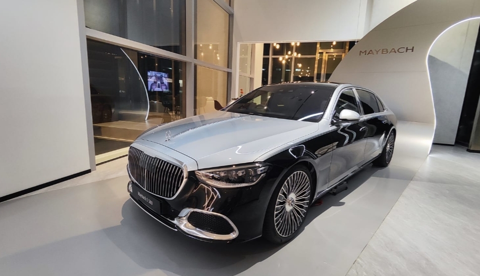 Mercedes-Benz Maybach S-500 turut dipajang di World Beyond by Mercedes-Benz, Agora Mall, Jakarta. (Dinarsa Kurniawan/JawaPos.com) - Image
