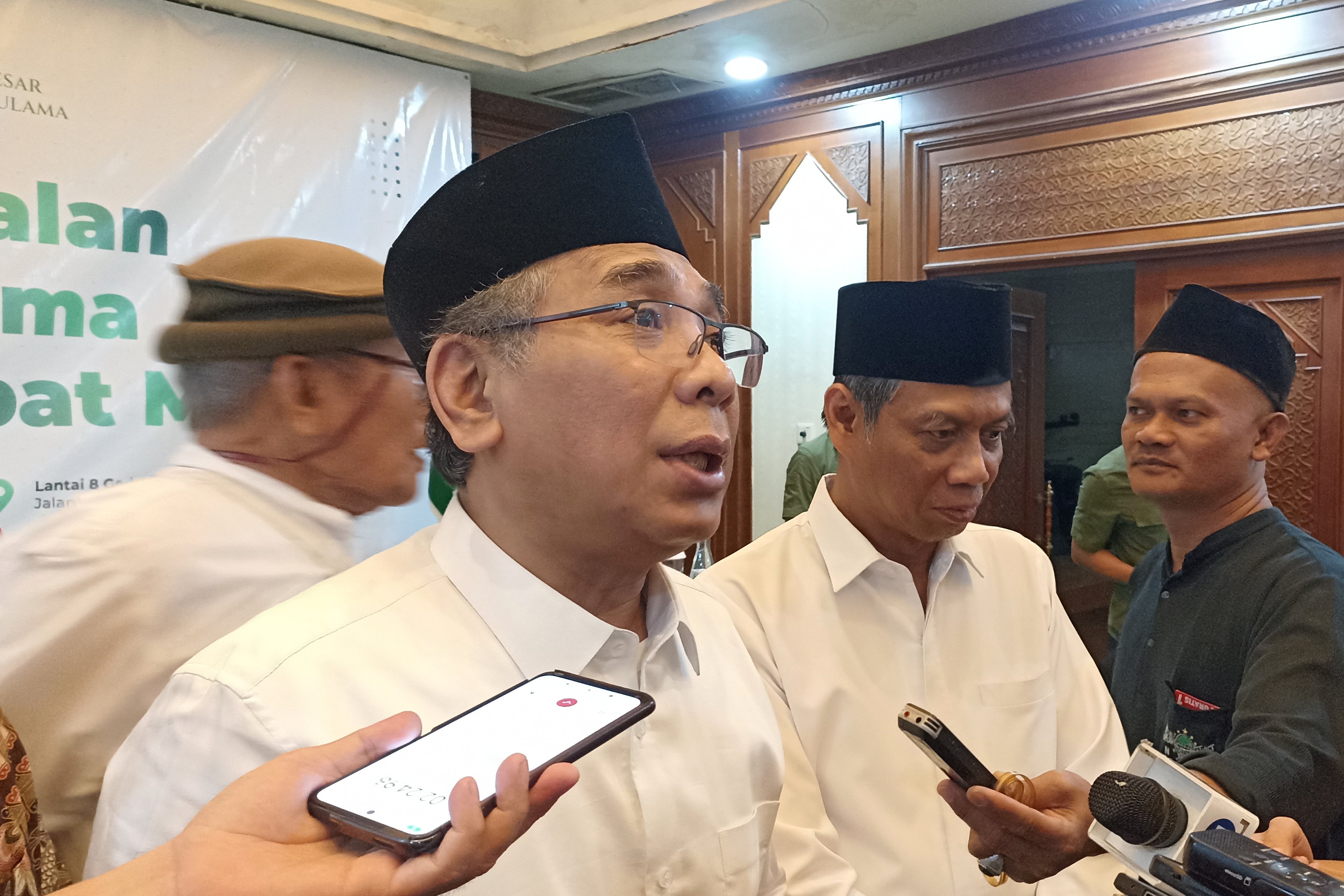 Ketua Umum Pengurus Besar Nahdlatul Ulama (PBNU) Yahya Cholil Staquf di sela syawalan dengan media di Jakarta (22/4). (Hilmi/Jawa Pos) - Image