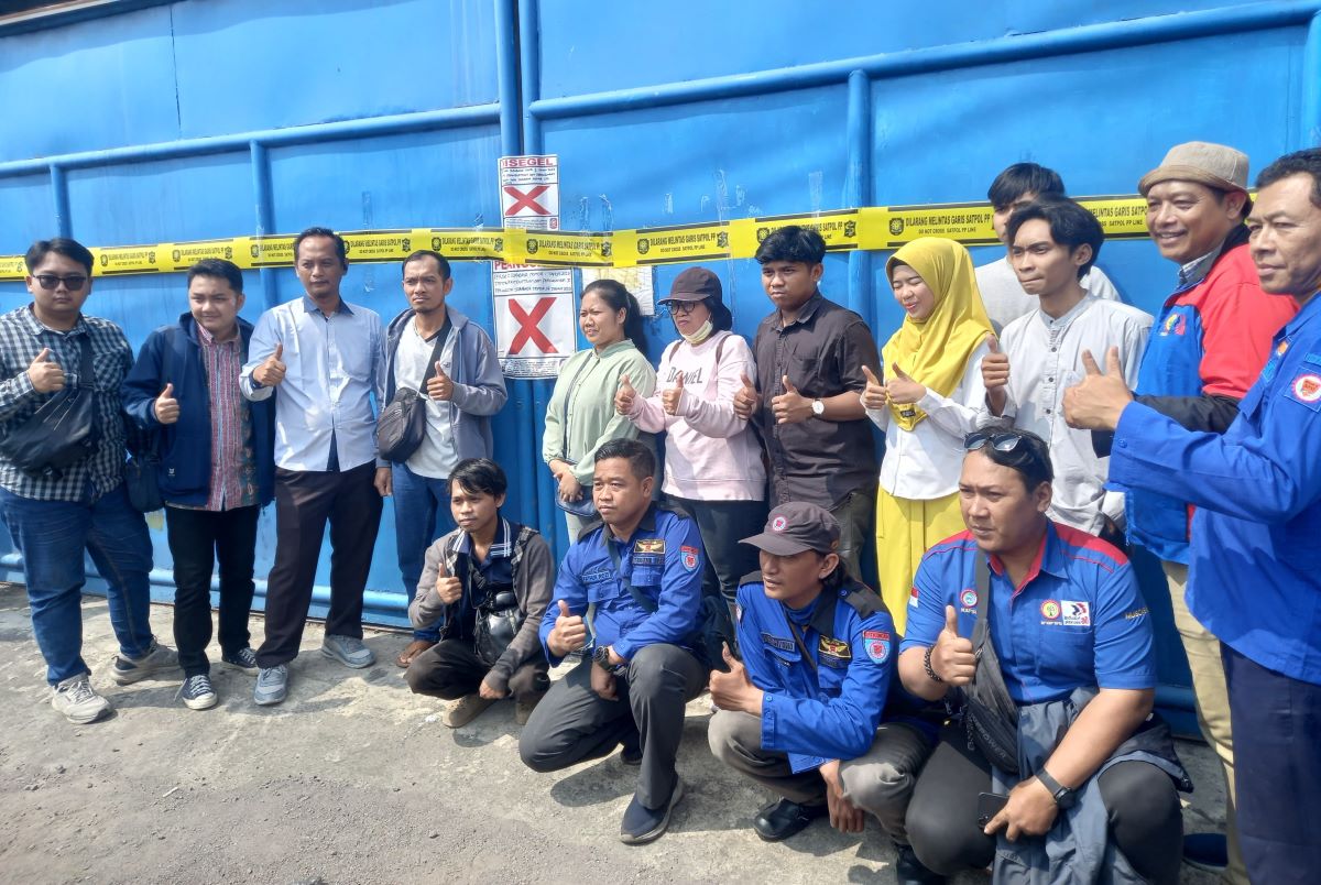 Beberapa korban dugaan penahanan ijazah hadir saat Pemkot Surabaya menyegel Gudang UD Sentoso Seal, Selasa (22/4). (Novia Herawati/JawaPos.com) - Image