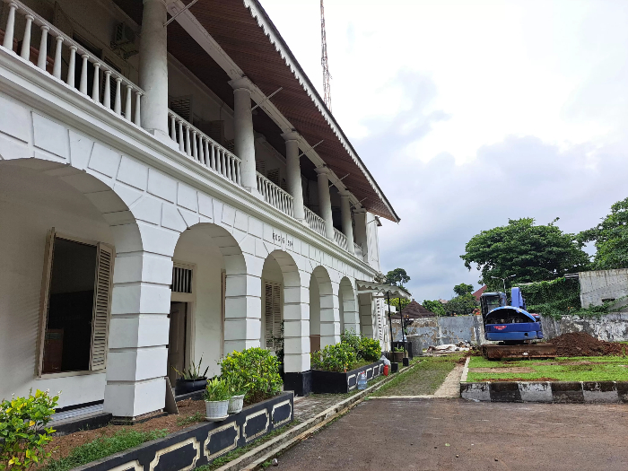 Gubernur Jawa Barat Dedi Mulyadi bersiap berkantor di Kota Bogor. Gedung Bakorwil yang akan digunakan sebagai kantor barunya tengah dalam proses renovasi. (Radar Bogor/ JPG) - Image