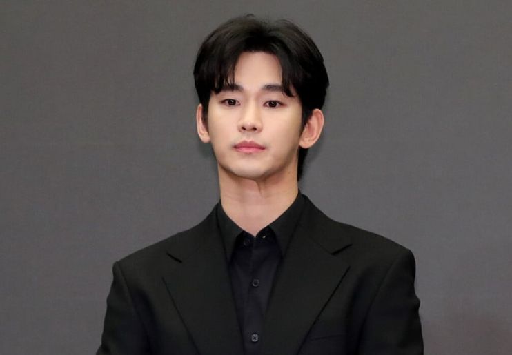 Penampilan perdana Kim Soo Hyun muncul ke publik setelah skandal (Dok. Allkpop) - Image