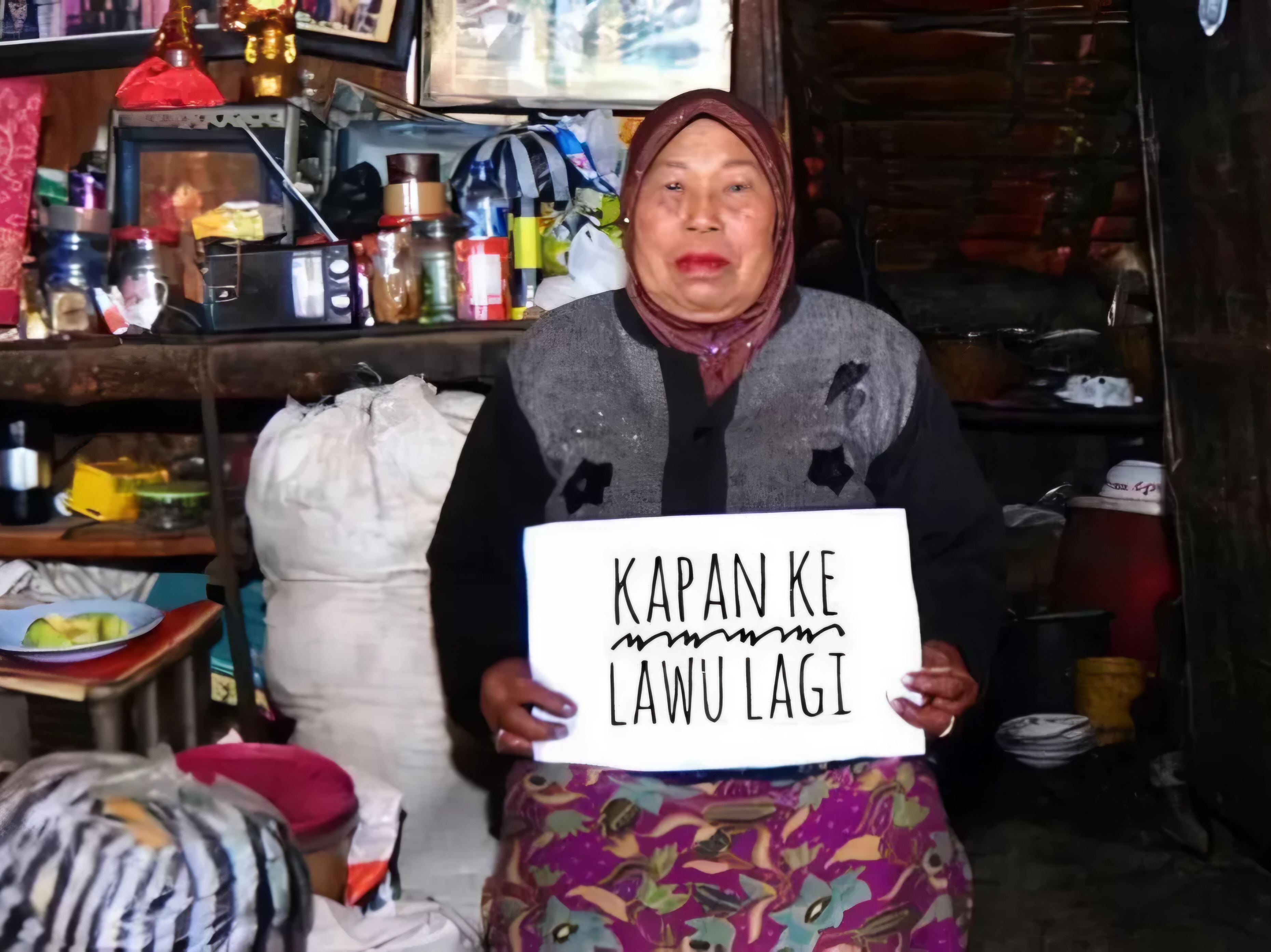 Mbok Yem, penjaga warung di puncak Gunung Lawu wafat di usia 82 tahun hari ini, Rabu (23/4). (Instagram @jacksodron). - Image