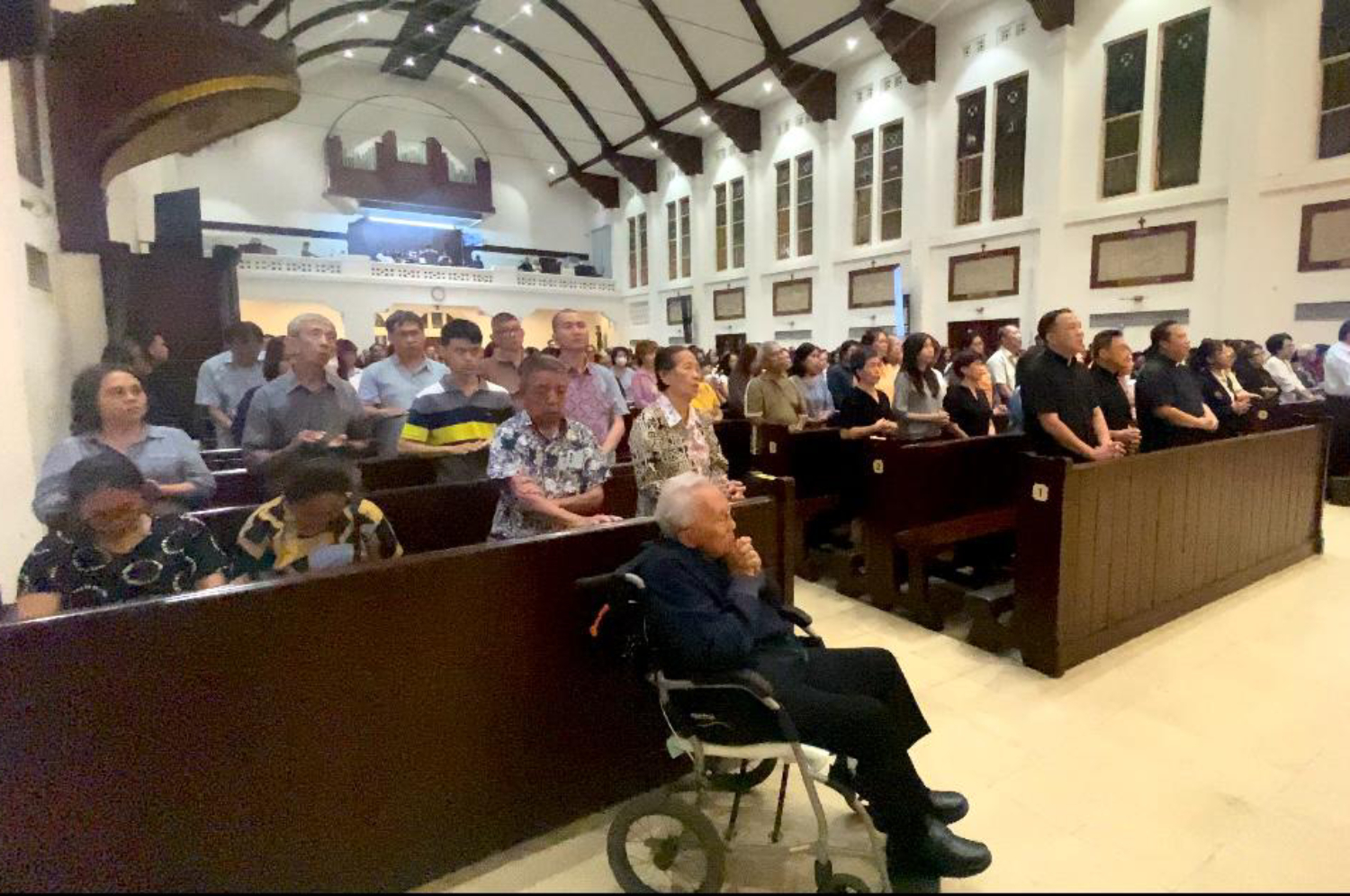 Warga Surabaya mengikuti misa Oktaf Paskah dengan intensi khusus mendoakan Paus Fransiskus yang wafat pada Senin (21/4). (Juliana Christy/JawaPos.com) - Image