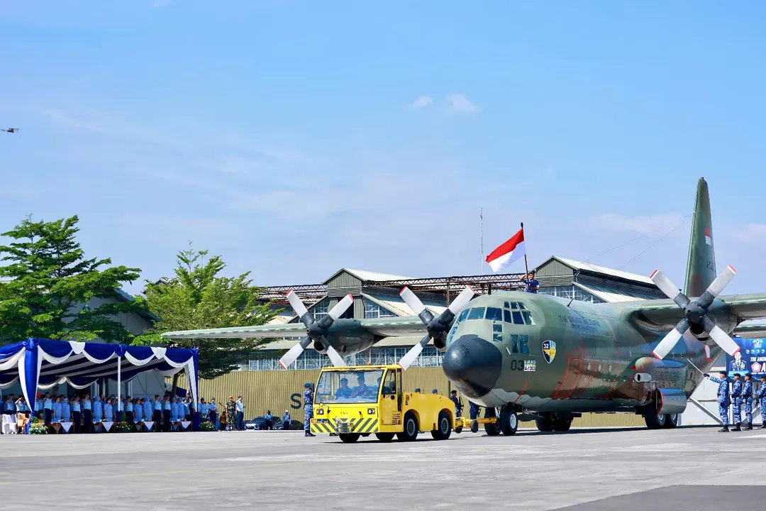KSAL Marsekal TNI M. Tonny Harjono memimpin acara tradisi pemberhentian operasional pesawat angkut berat C-130B Retroff Hercules di Bandung, Jabar pada Rabu (23/4). (TNI AU). - Image