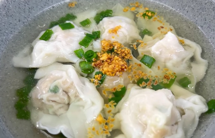 Resep Pangsit Kuah Garlic Oil yang Enak dan Mudah Dibuat./Tangkap Layar YouTube Ika Mardatillah - Image