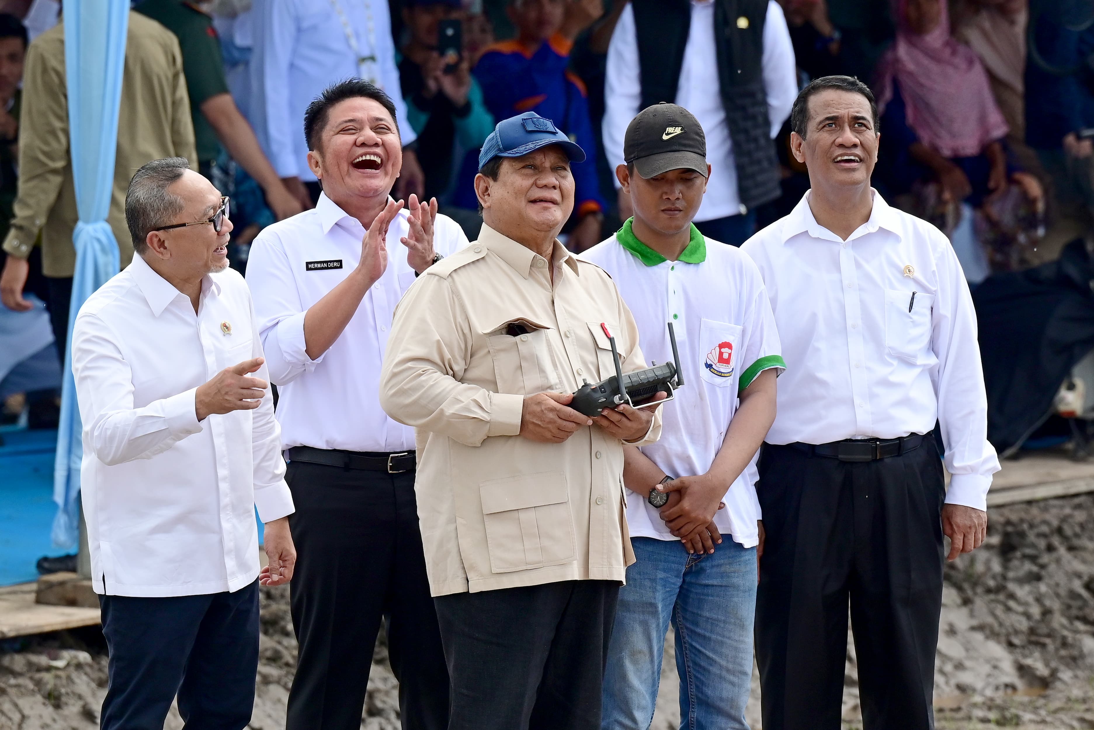 Presiden Prabowo Subianto memimpin kegiatan tanam padi serentak bersama 14 provinsi. (Setpres). - Image