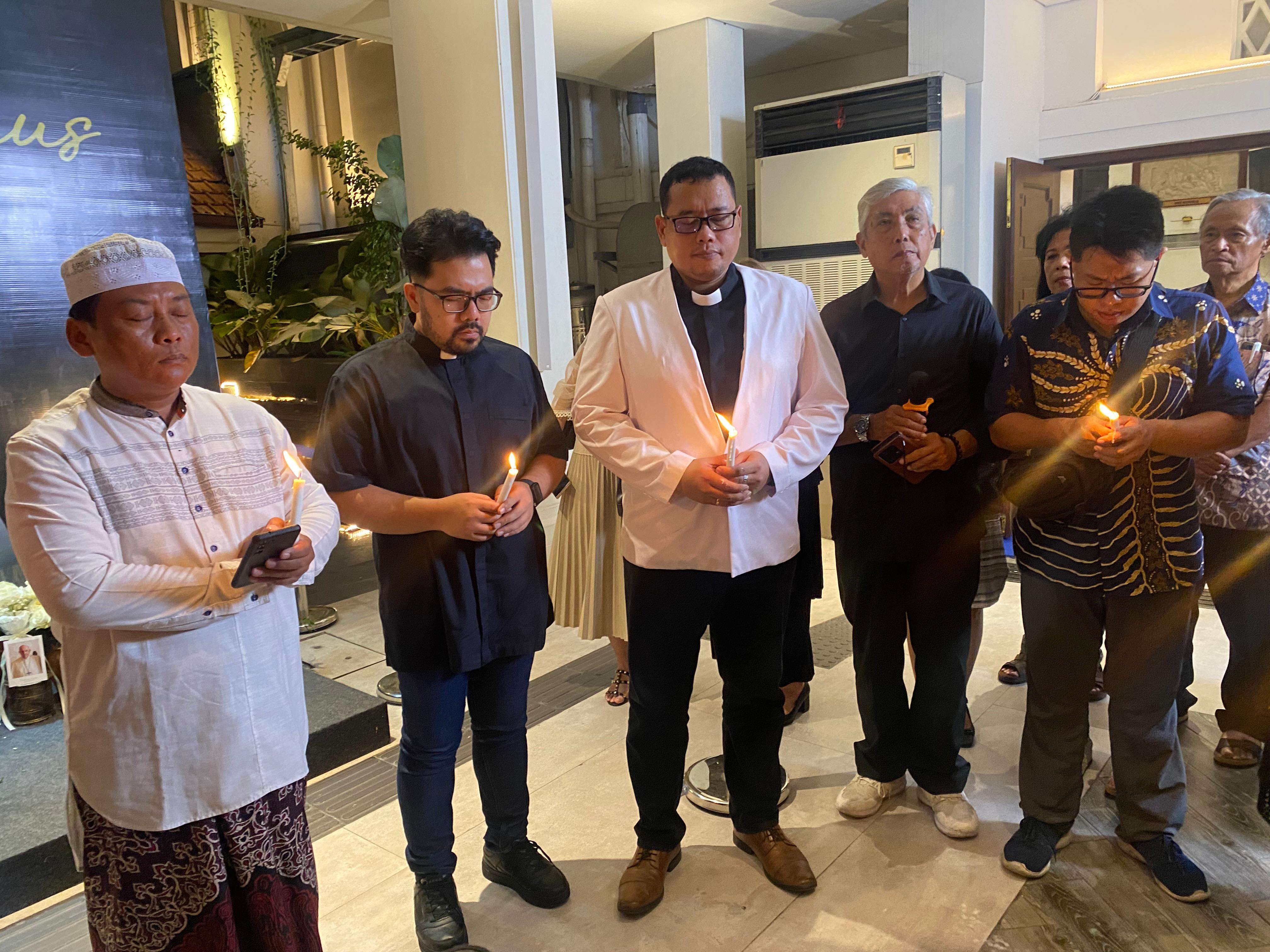 Para tokoh lintas agama saat refleksikan kepergian Paus Fransiskus. (Juliana Christy/JawaPos.com) - Image