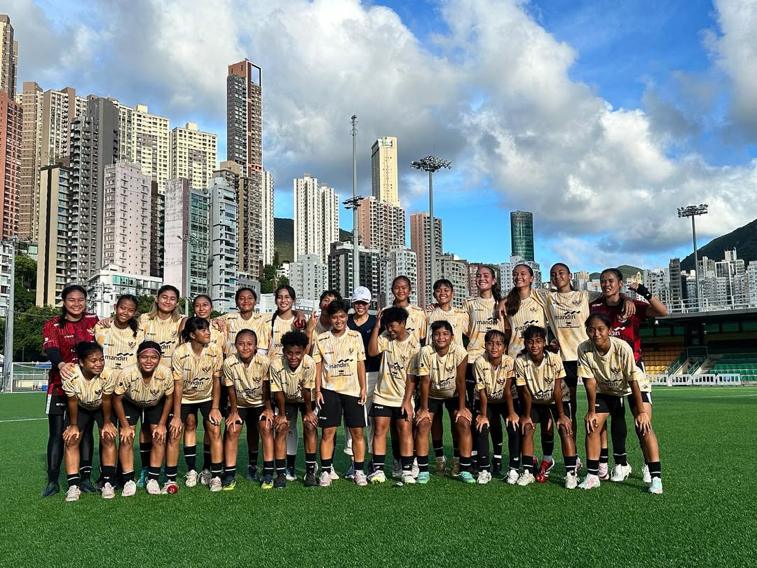 Exco PSSI, Vivin Cahyani bersama dengan Timnas Putri Indonesia. (Dok: Instagram Vivin) - Image