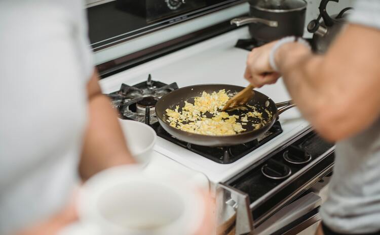 Ilustrasi orang yang masak scramble egg. (Pexels.com/KetutSubiyanto) - Image