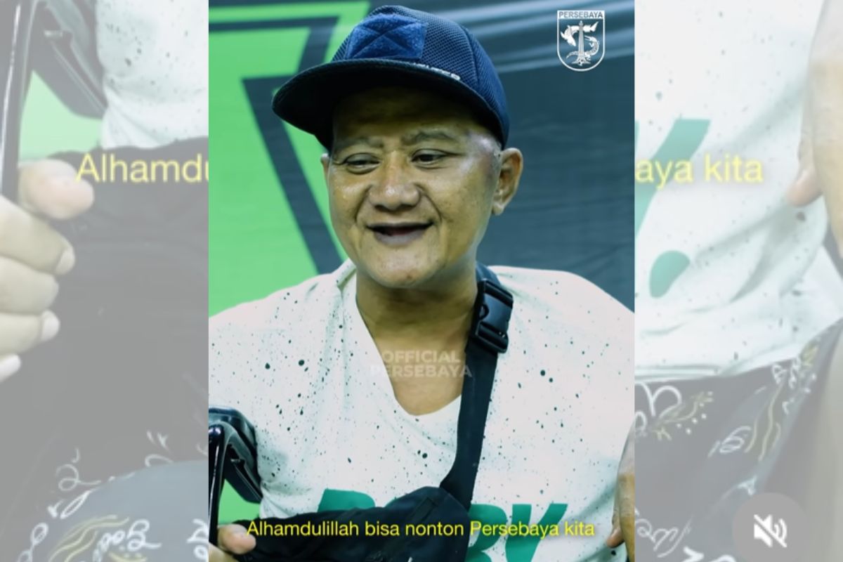 Suhendra, Bonek Kupang Krajan Tak Pernah Absen Dukung Persebaya Surabaya Meski di Kursi Roda. (Dok. Persebaya) - Image