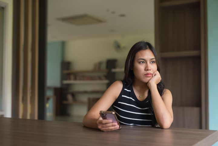 seseorang yang kerap memutar ulang interaksi sosial. (Freepik/rantaimages) - Image