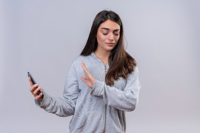 Ilustrasi, orang yang tidak suka panggilan telepon. Freepik/ stockking. - Image