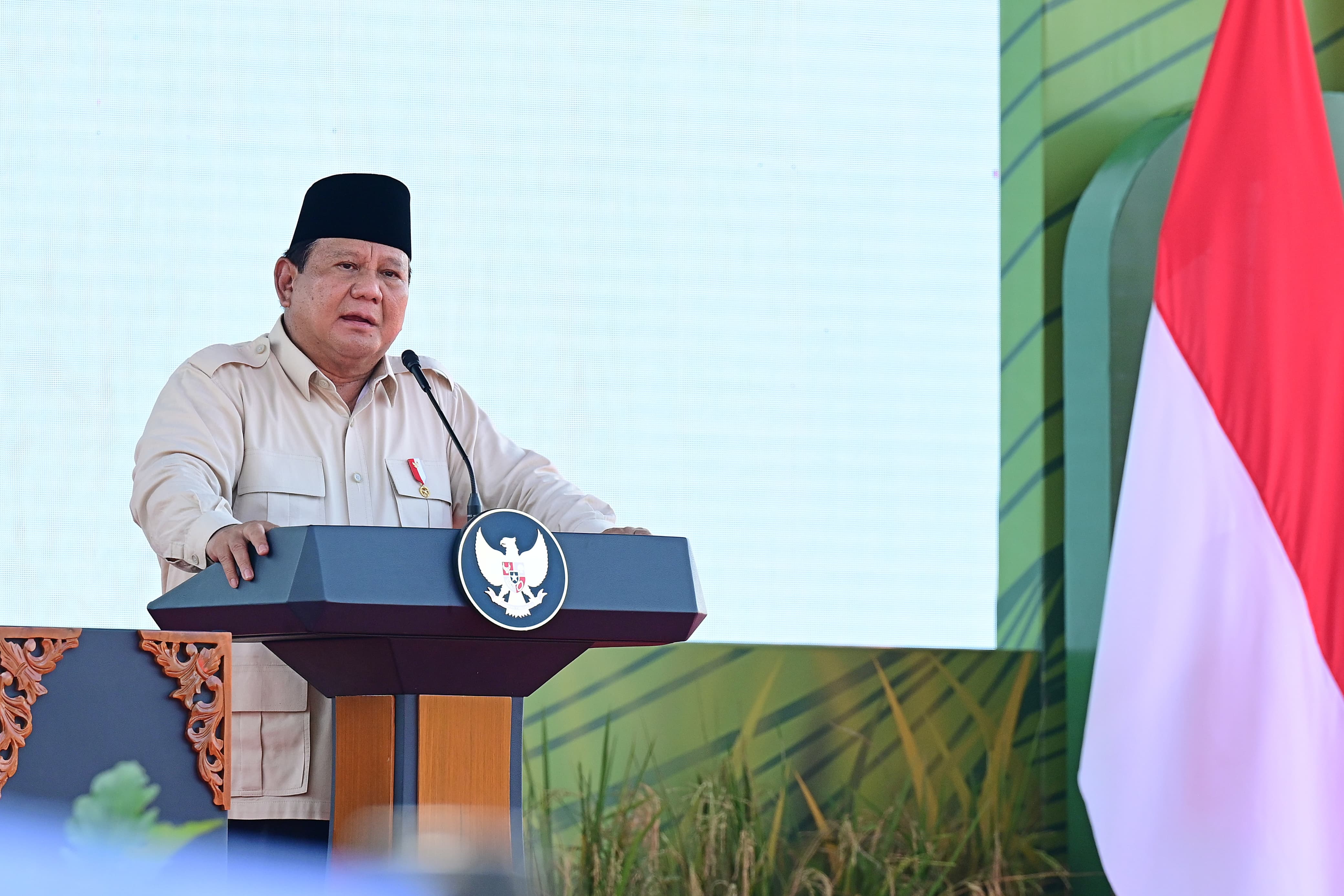 Presiden Prabowo Subianto menyampaikan pidato saat peluncuran Gerakan Indonesia Menanam (Gerina) di Desa Sungai Pinang, Kecamatan Rambutan, Kabupaten Banyuasin, Sumatera Selatan, Rabu (23/4/2025). (Mu - Image