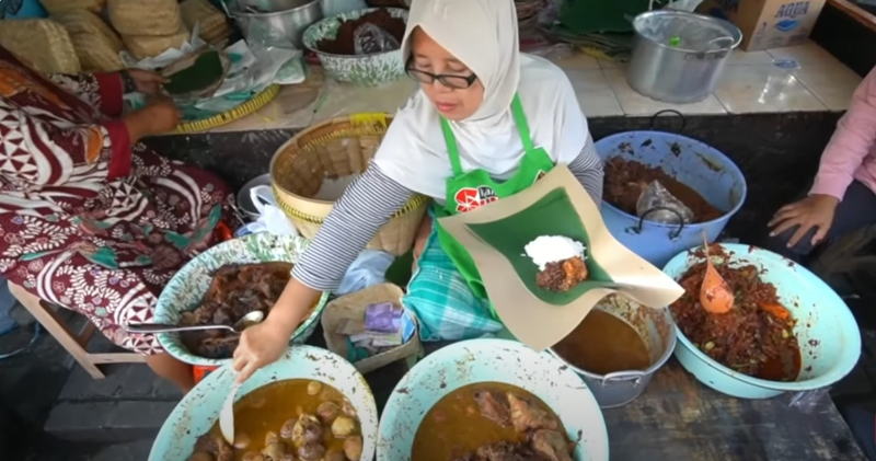Tangkap layar tempat sarapan paling enak di jogja yang buka pagi dan selalu ramai pembeli (Youtube/10 Best ID) - Image