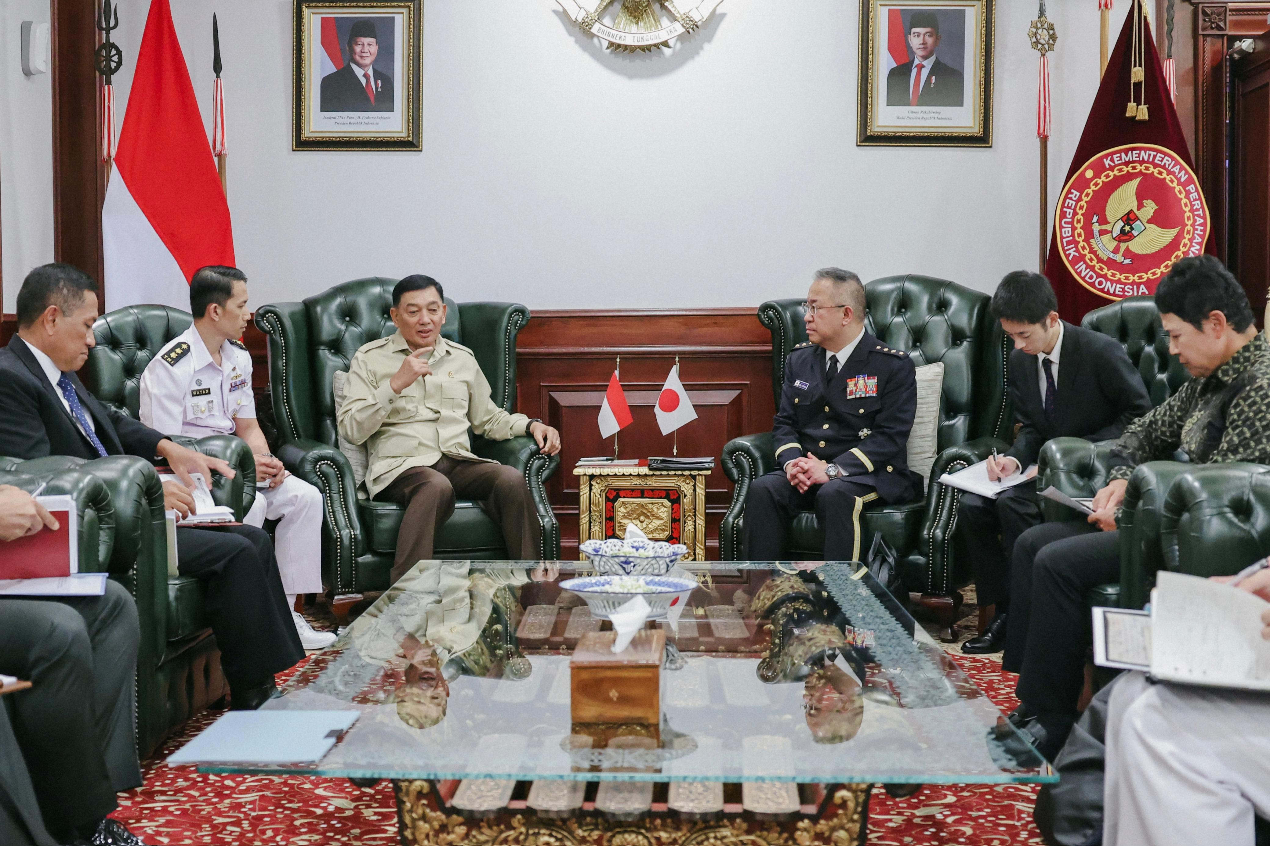 Kepala Staf Gabungan Pasukan Bela Diri Jepang Jenderal Yoshida Yoshihide bertemu dengan Menhan Sjafrie Sjamsoeddin di Jakarta pada Jumat (25/4). (Tim Media Menhan). - Image
