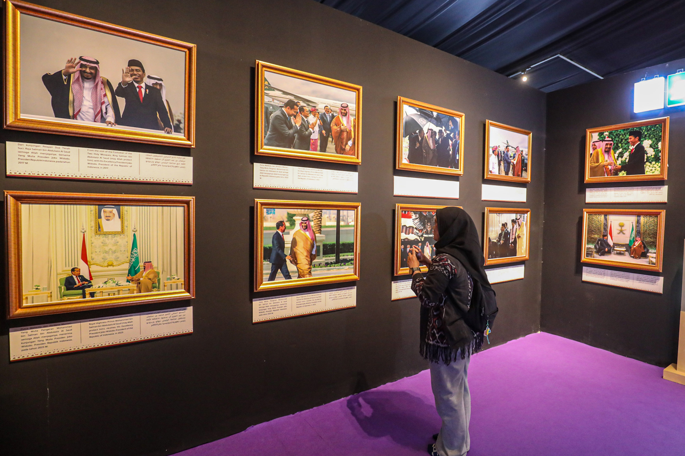 Pengunjung melihat pameran jembatan persaudaraan Indonesia-Arab Saudi di Masjid Istiqlal, Jakarta Pusat, Kamis (24/4/2025). Pameran yang menampilkan seni arsitektur kerajaan Arab Saudi, naskah bersejarah dan manuskrip Al-Quran berlangsung dari 24 April-3