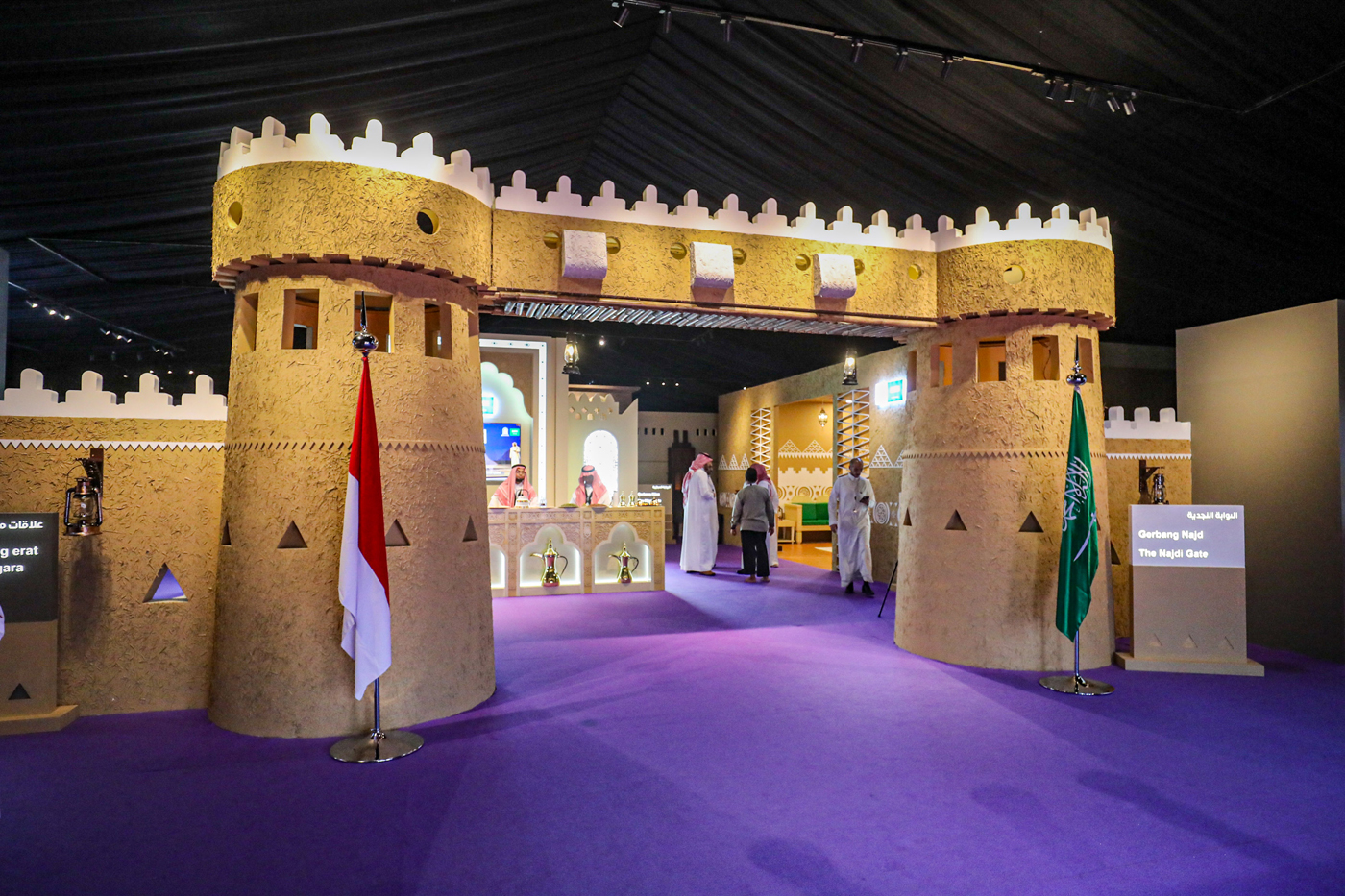 Pengunjung melihat pameran jembatan persaudaraan Indonesia-Arab Saudi di Masjid Istiqlal, Jakarta Pusat, Kamis (24/4/2025). (Salman Toyibi/Jawa Pos) - Image