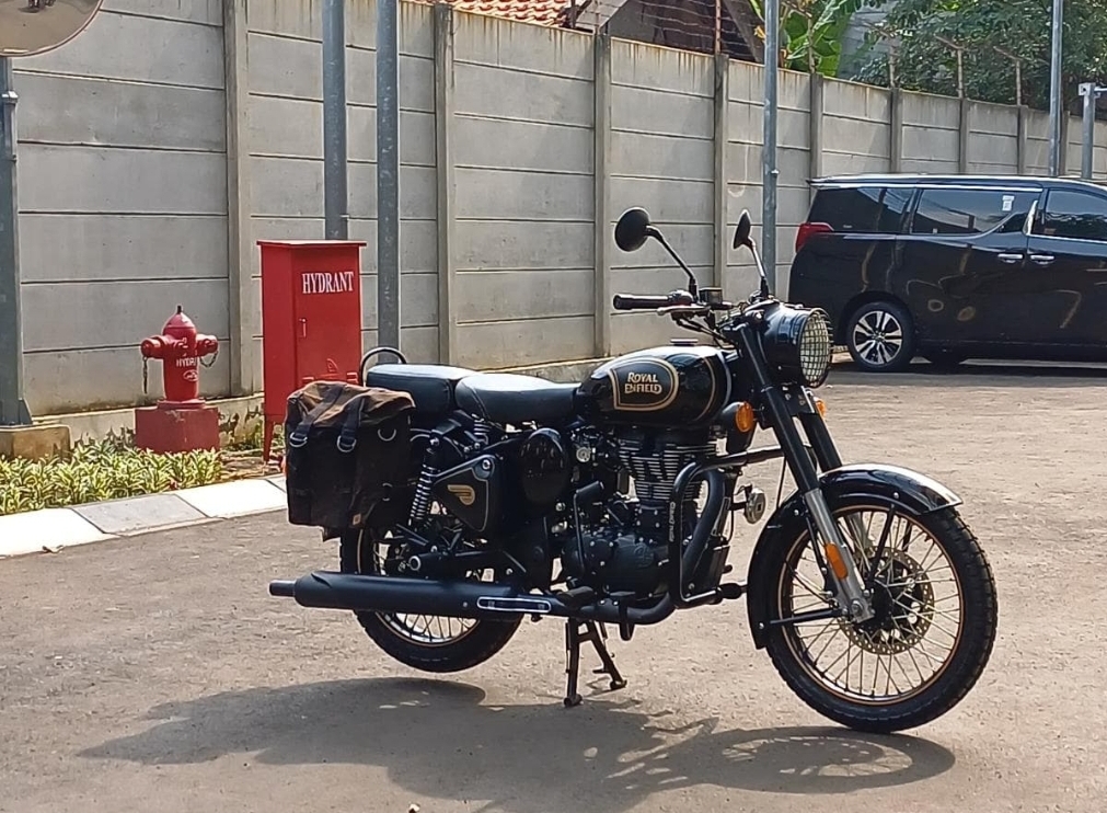 KPK memamerkan motor Royal Enfield tipe Classic 500 Limited Edition milik mantan Gubernur Jawa Barat (Jabar) Ridwan Kamil di Rumah Penyimpanan Benda Sitaan Negara (Rupbasan), Cawang, Jakarta Timur. - Image