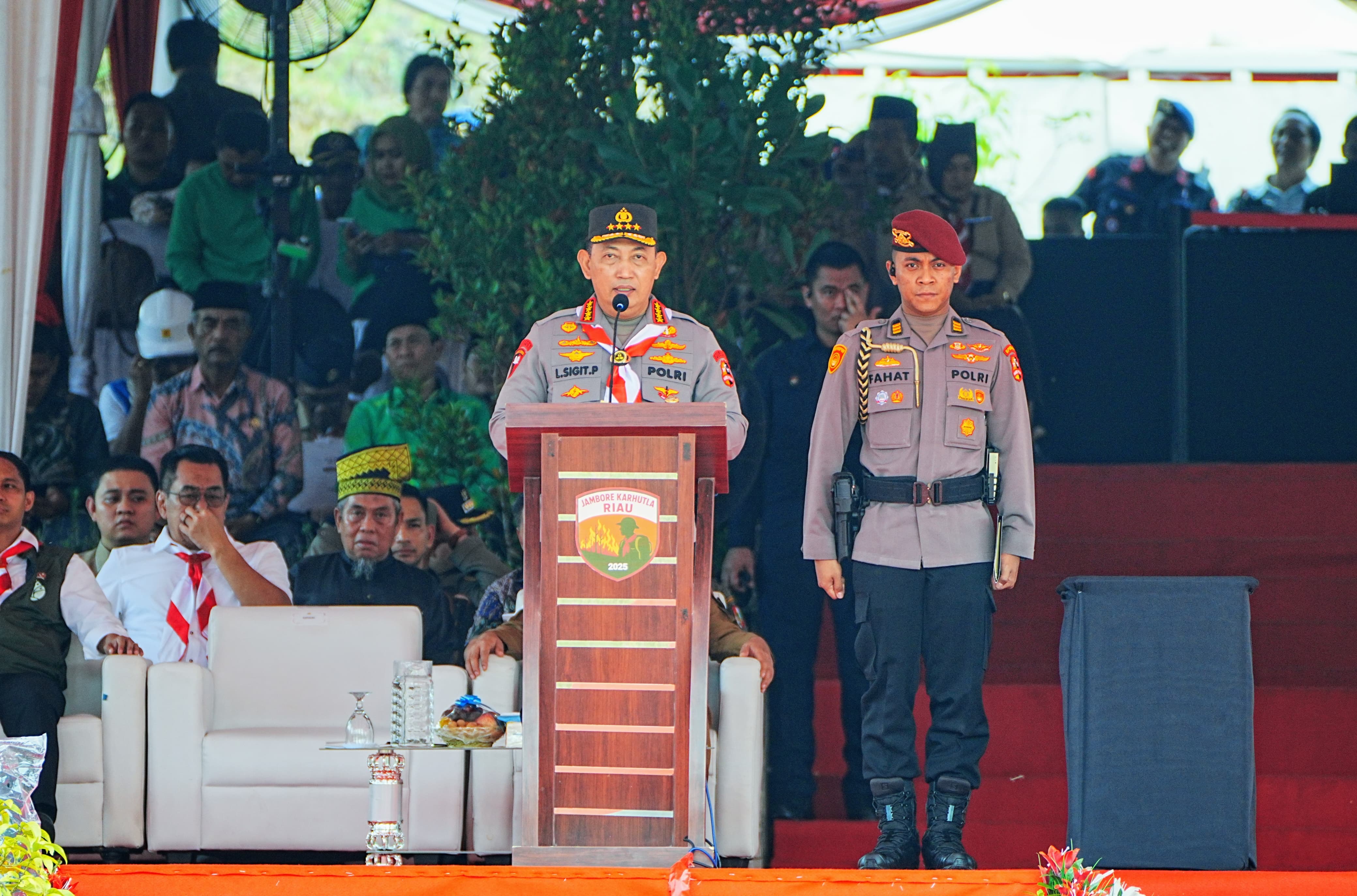 Kapolri Jenderal Listyo Sigit Prabowo saat membuka Jambore Karhutla 2025 di Bumi Perkemahan Tahura Sultan Syarif Hasyim, Kabupaten Siak, Riau, Jumat (25/4). (Mabes Polri) - Image