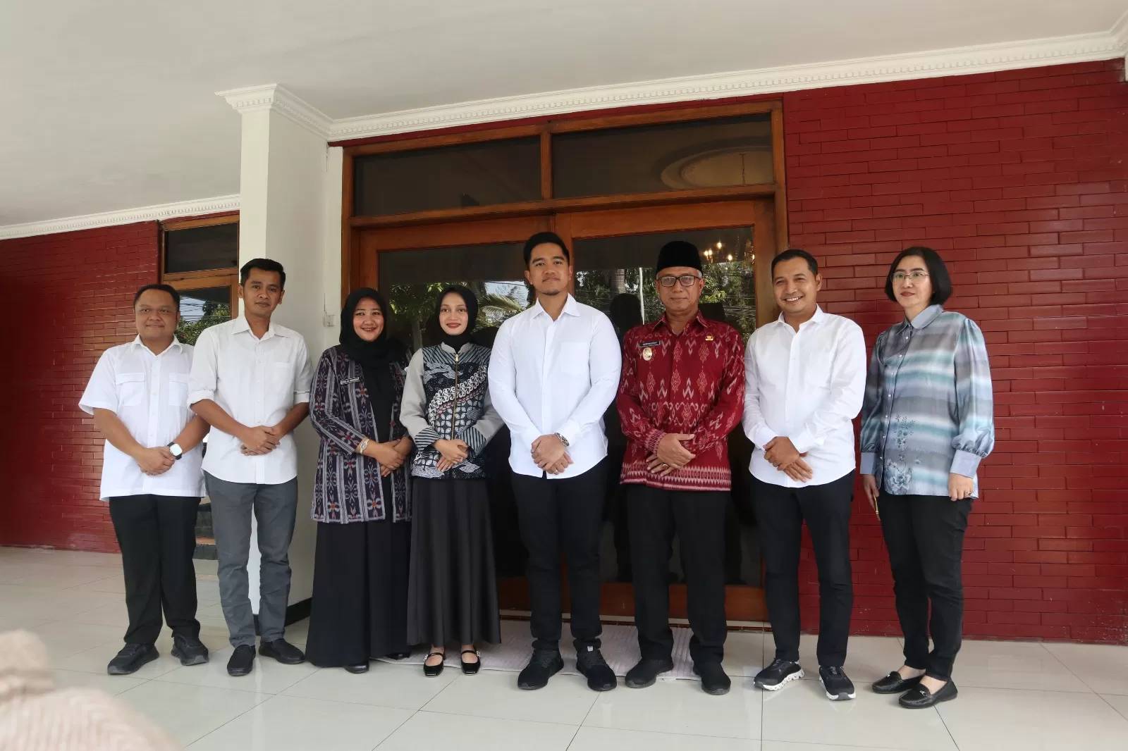 Ketum PSI Kaesang Pamgarep foto bersama Wali Kota Kediri Vinanda. (Ayu Ismawati/Jawa Pos Radar Kediri) - Image