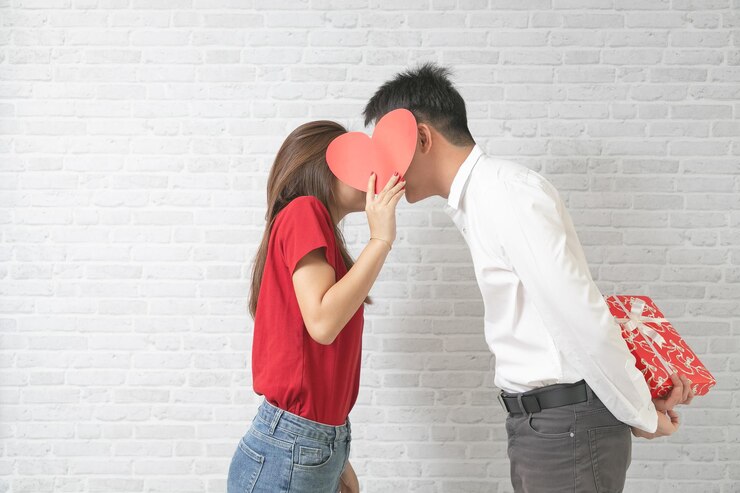 Ilustrasi orang yang menunjukkan cinta lewat tindakan bukan kata-kata (Freepik/EyeEm) - Image