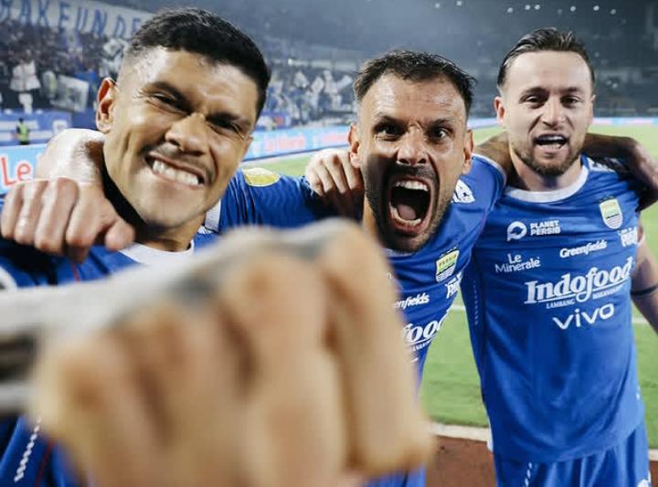 Ciro Alves, Tyronne del Pino dan Marc Klok merayakan gol ke gawang PSS Sleman. (@persib) - Image