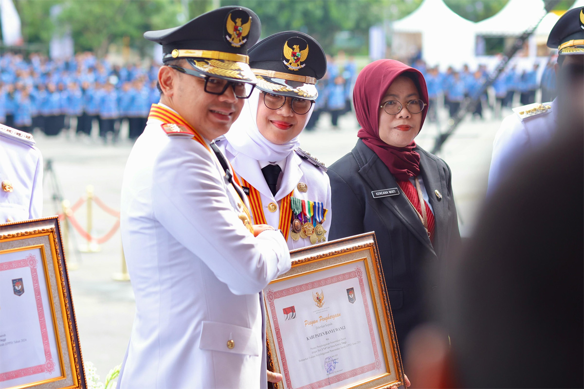 Wamendagri, Bima Arya menyerahkan penghargaan kepada Bupati Banyuwangi, Ipuk Fiestiandani di Balikpapan Sports and Convention Centre (BSCC), Kalimantan Timur, Jumat (25/4/2025). (Istimewa). - Image