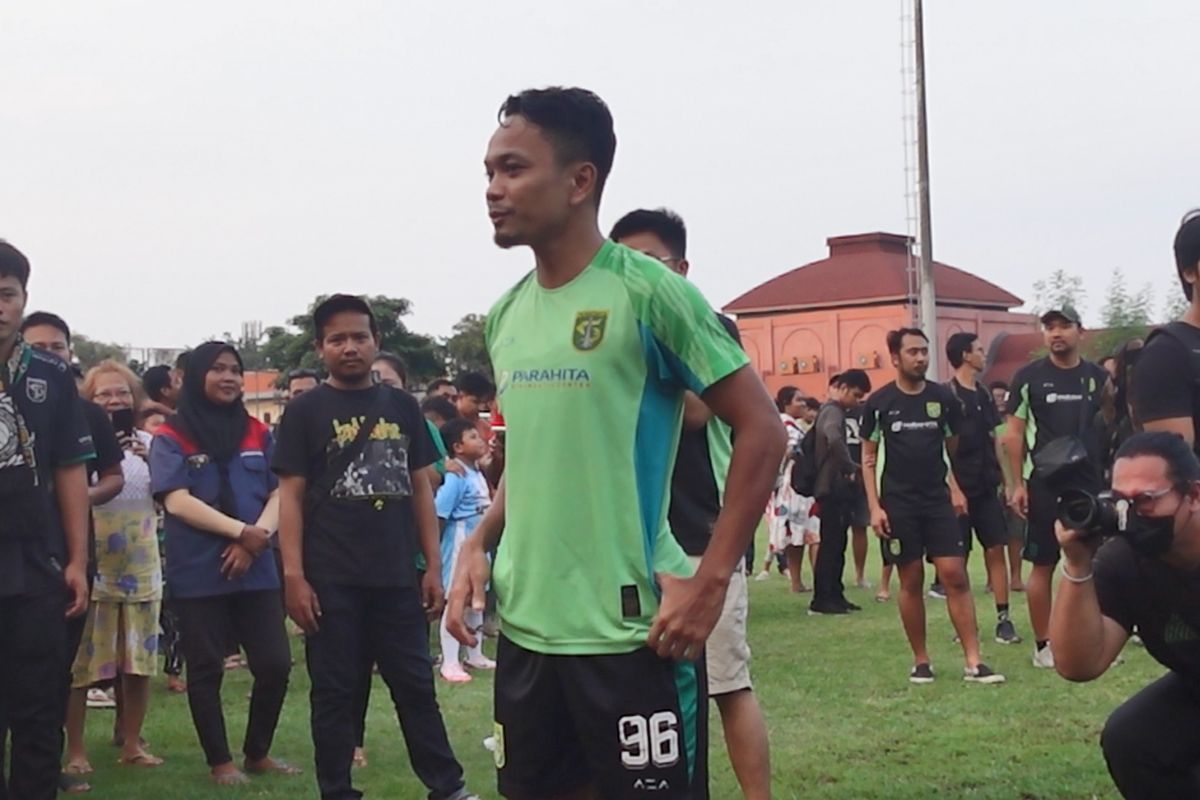 Bonek rayakan ulang tahun Muhammad Hidayat di latihan Persebaya Surabaya menjelang derbi melawan Arema FC. (Moch. Rizky Pratama Putra/JawaPos.com) - Image