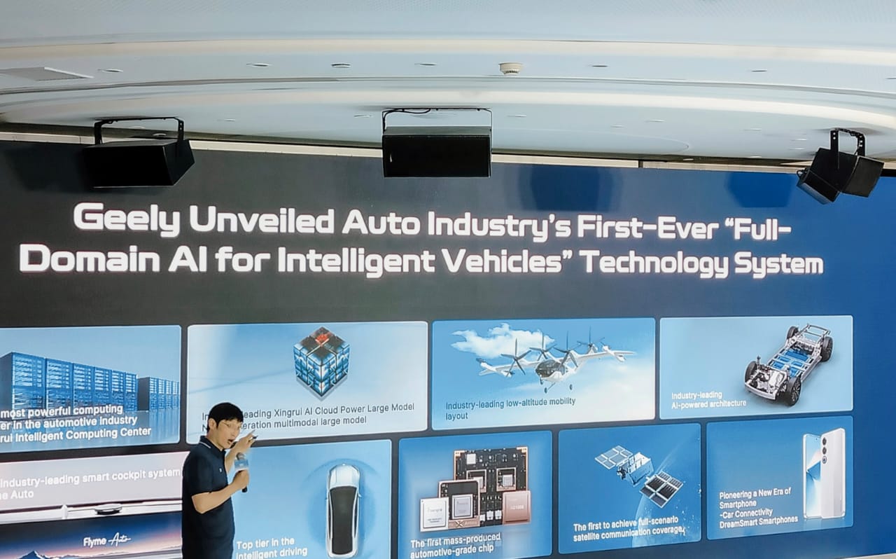 Geely Auto memaparkan teknologi AI di gelaran Geely Global Intelligent Mobility Expo, Jumat (25/4). (Edy Pramana/JawaPos.com) - Image