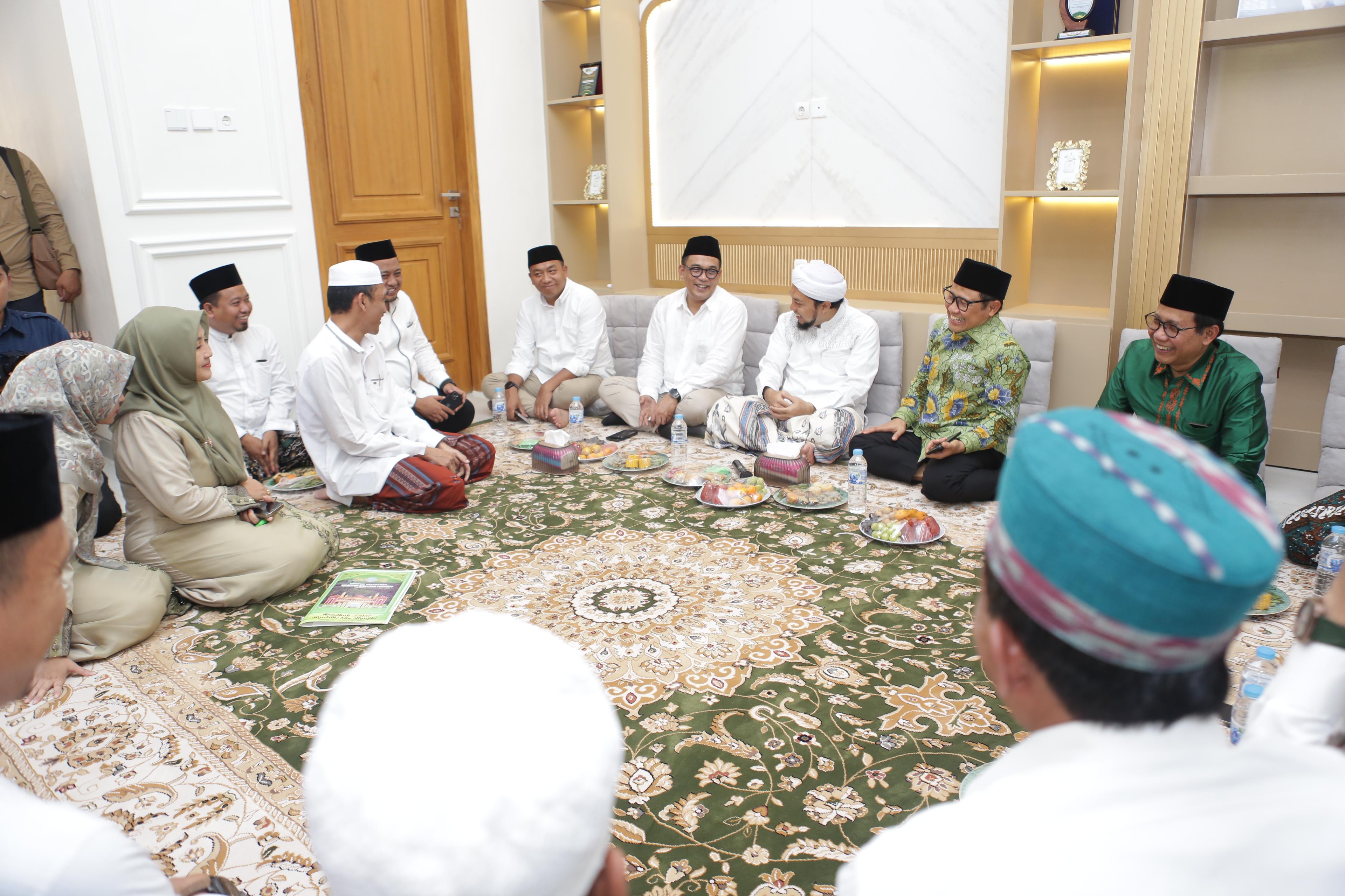 Ketua Umum PKB Muhaimin Iskandar atau Cak Imin sowan pengasuh Ponpes Salafiyah Syafi - Image