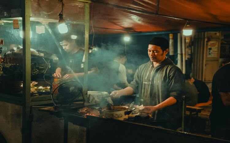 Ilustrasi street food di Surabaya. (Pexels.com/SirhanBahasuan) - Image