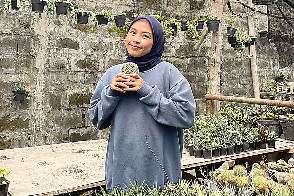Anggi Nindya Sari berada di green house di dekat rumahnya, kawasan Cicalengka, Bandung. Dia mengajak petani lokal dan warga setempat membantu usahanya. (ANGGI NINDYA SARI UNTUK JAWA POS) - Image