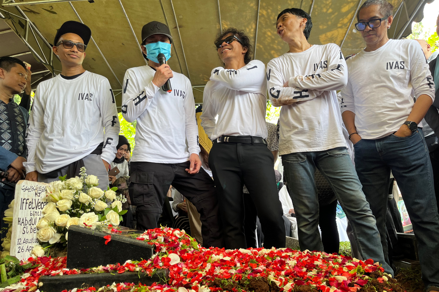 Personel Slank kompak mengenakan kaos putih yang didesain khusus saat pemakaman Bunda Iffet di TPU Karet Bivak, Jakarta Pusat, Minggu (27/4/2025). (Shafa Nadia/Jawa Pos) - Image
