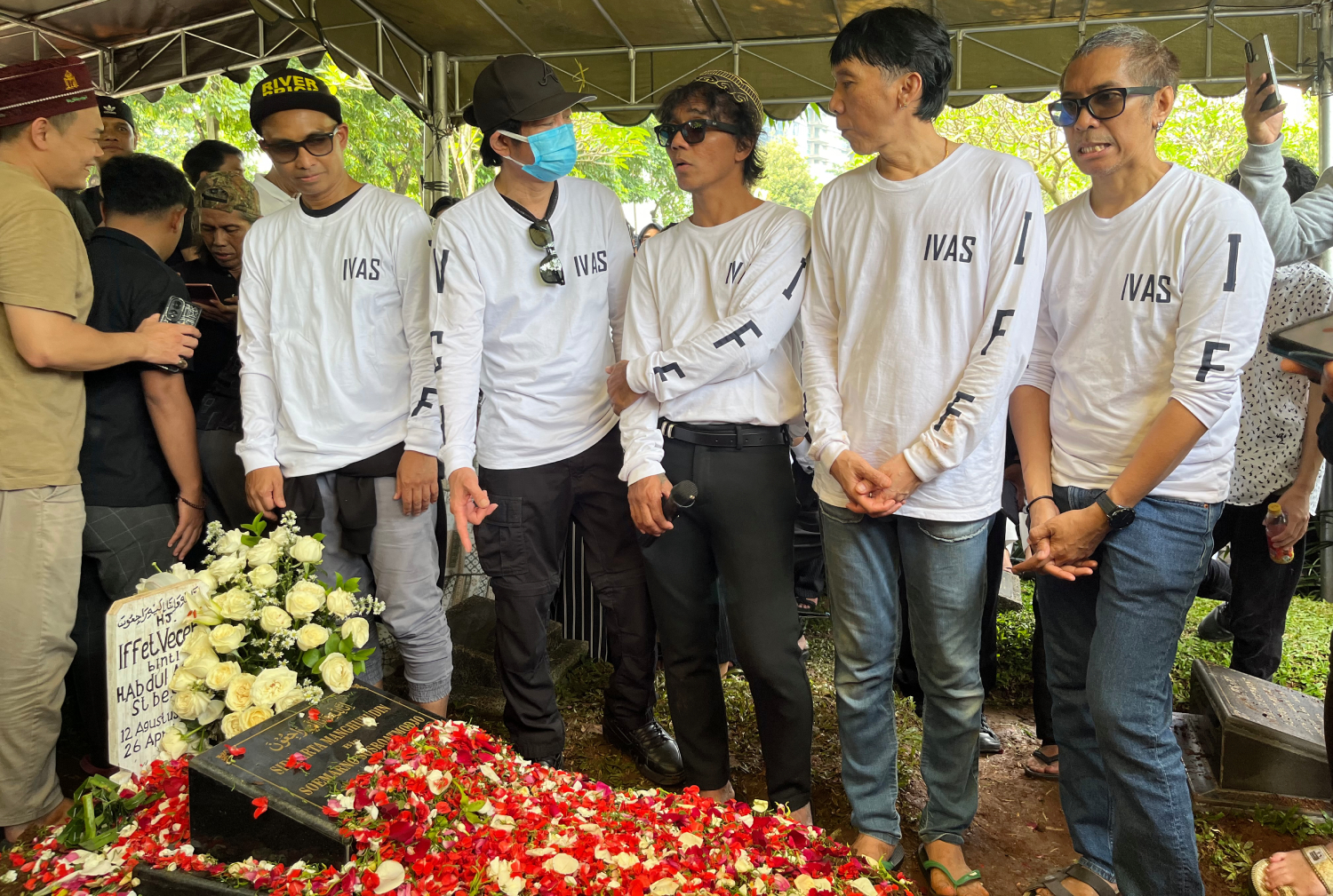 Para personel band Slank berdiri di sisi makam Bunda Iffet di TPU Karet Bivak, Jakarta Pusat, Minggu (27/4/2025). (Shafa Nadia/Jawa Pos) - Image