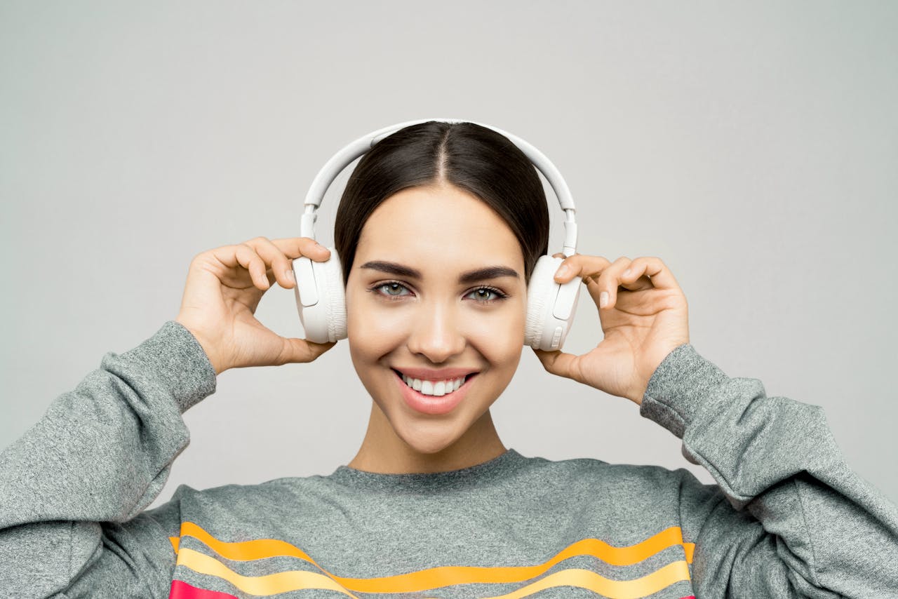 Orang yang Memakai Headphone di Depan Umum Bahkan Saat Tidak Mendengarkan Musik Biasanya Memiliki 7 Ciri Kepribadian Ini - Image