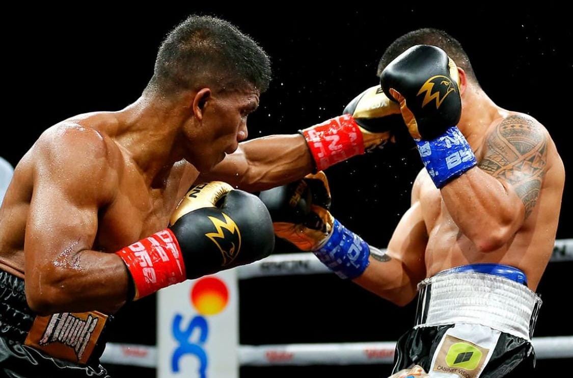Kopda Ongen Saknosiwi bertarung melawan petinju Filipina, Jhon Gemino, untuk meraih sabuk WBA Asia. - Image