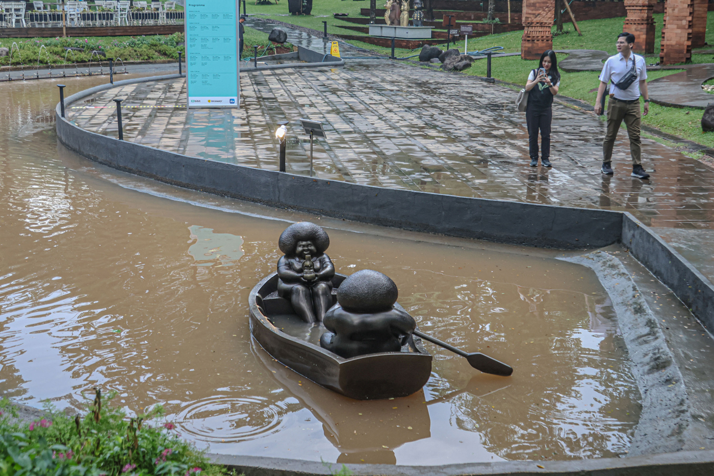 Pengunjung berjalan mengamati karya instalasi seni yang ditampilkan pada Pameran Art Jakarta Gardens