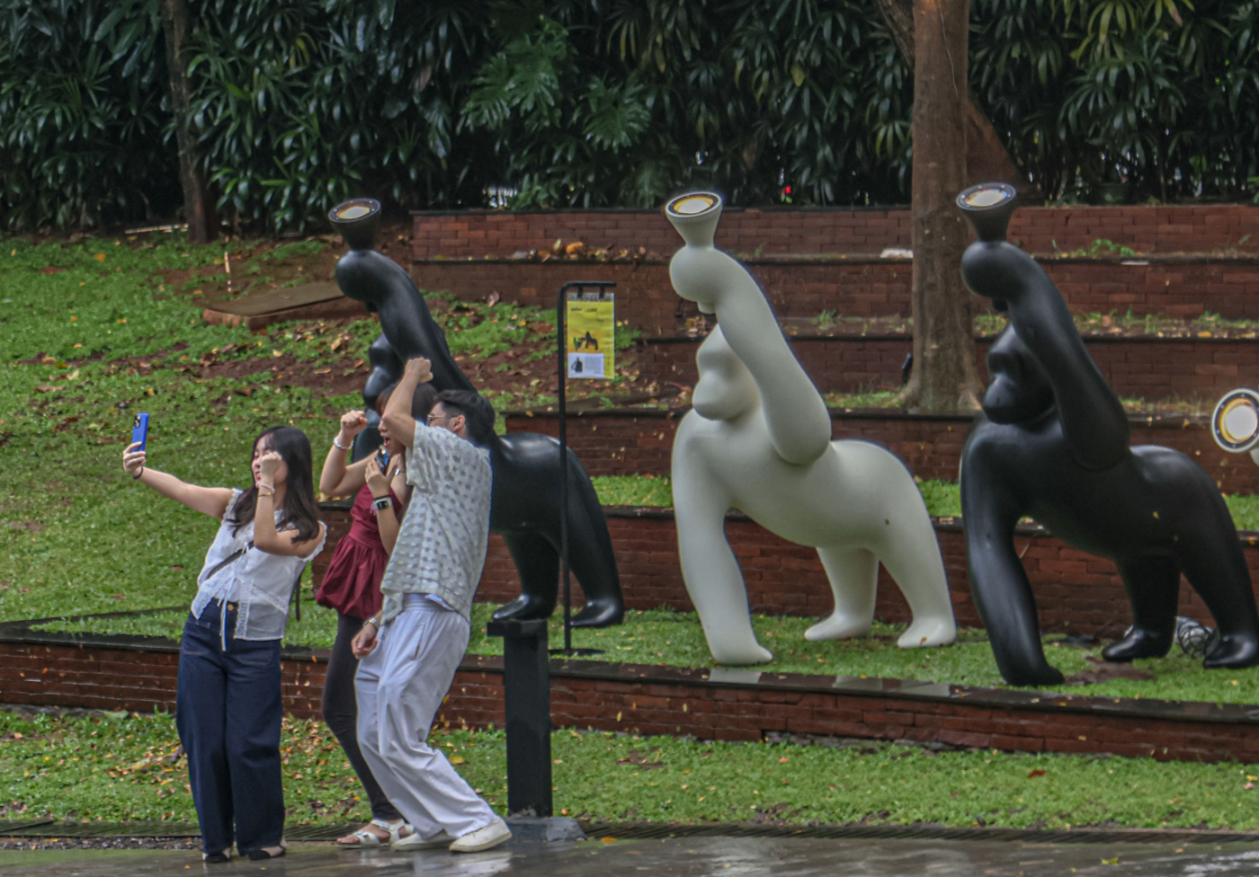Pengunjung berjalan mengamati karya instalasi seni yang ditampilkan pada Pameran Art Jakarta Gardens