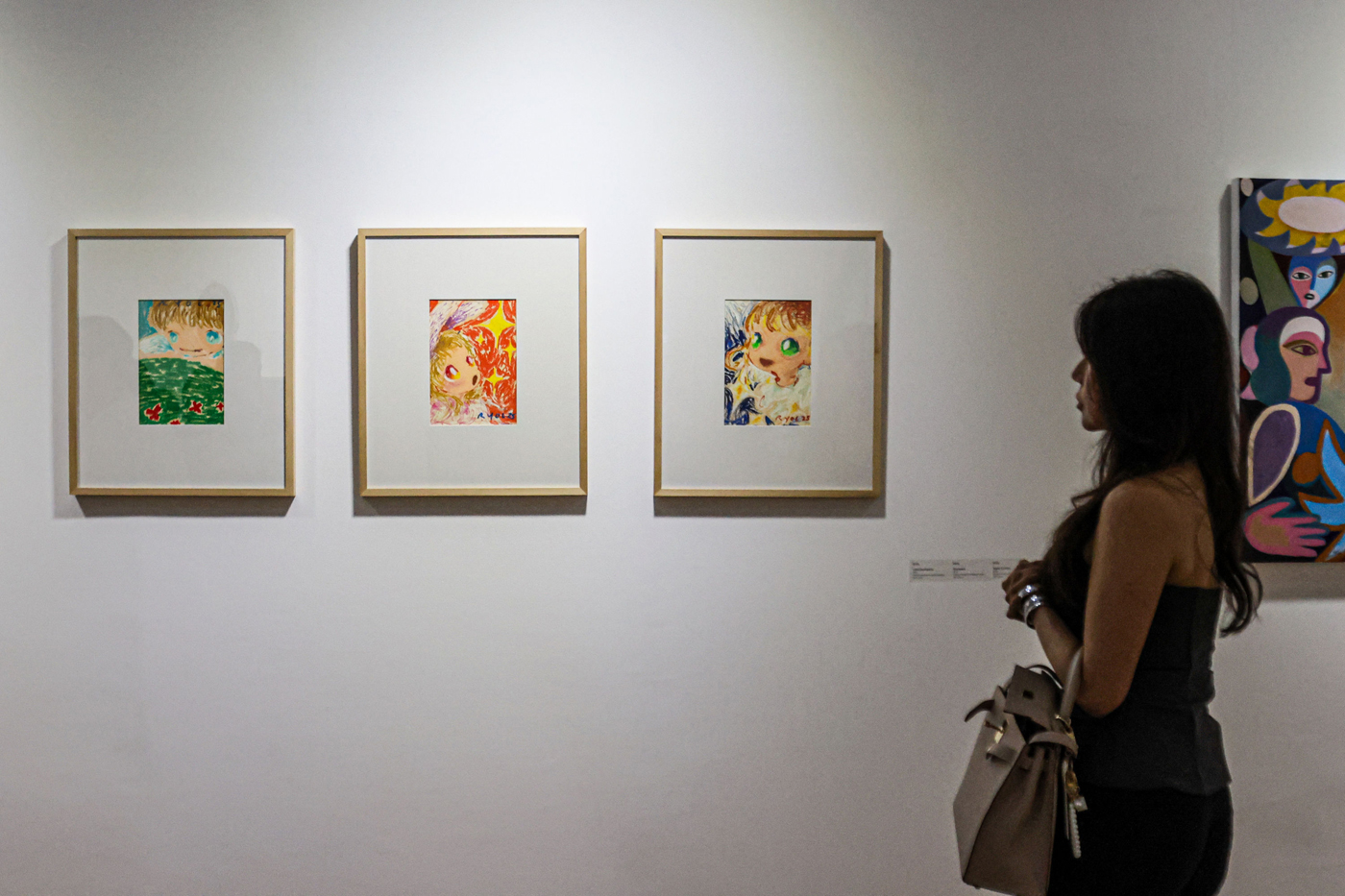 Pengunjung berjalan mengamati karya instalasi seni yang ditampilkan pada Pameran Art Jakarta Gardens
