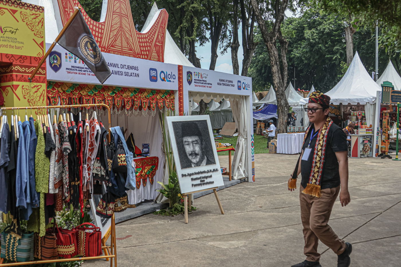 Pengunjung melihat dan memilih barang seni di pameran Prison Products and Arts Festival 2025 di Lapa